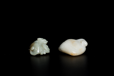 Deux sculptures en jade blanc et c&eacute;ladon repr&eacute;sentant une oie et un lion avec son petit, Chine, Qing