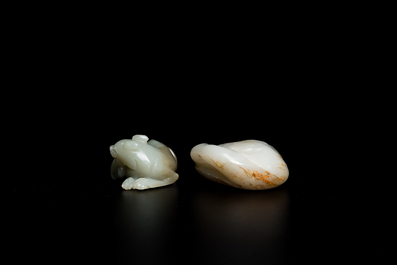 Deux sculptures en jade blanc et c&eacute;ladon repr&eacute;sentant une oie et un lion avec son petit, Chine, Qing
