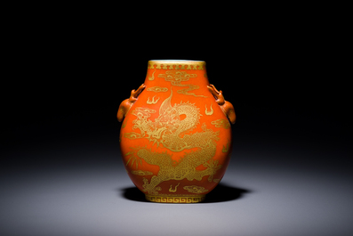 Een kleine Chinese 'hu' vaas met verguld decor van een draak en een feniks op een koraalrode fond, Qianlong merk, Qing