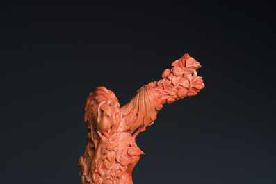 Grand groupe figurant une dame entour&eacute;e d'enfants en corail rouge, Chine, 19/20&egrave;me