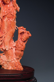 Grand groupe figurant une dame entour&eacute;e d'enfants en corail rouge, Chine, 19/20&egrave;me