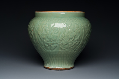 Vase en porcelaine de Chine c&eacute;ladon de Longquan &agrave; d&eacute;cor floral, Ming