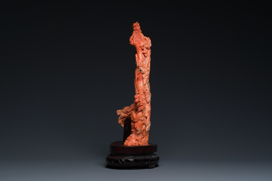 Grand groupe figurant une dame entour&eacute;e d'enfants en corail rouge, Chine, 19/20&egrave;me