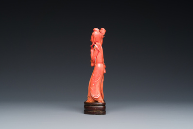 A Chinese red coral group of two ladies and a phoenix, 19/20th C.