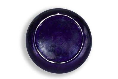 Plat en porcelaine de Chine en aubergine monochrome, marque et &eacute;poque de Qianlong