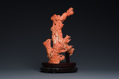 Grand groupe figurant une dame entour&eacute;e d'enfants en corail rouge, Chine, 19/20&egrave;me