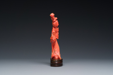 A Chinese red coral group of two ladies and a phoenix, 19/20th C.