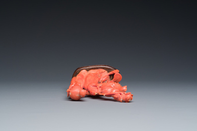 A Chinese red coral group of two ladies and a phoenix, 19/20th C.