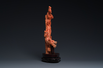 Grand groupe figurant une dame entour&eacute;e d'enfants en corail rouge, Chine, 19/20&egrave;me