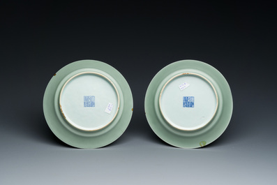 Een paar Chinese monochrome celadon borden, Qianlong merk en periode