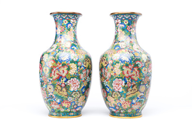 Een paar fraaie Chinese cloisonn&eacute; 'millefleurs' vazen, merk van het atelier De Cheng, Peking, 2e helft 19e eeuw