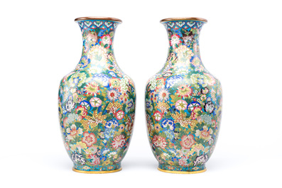 Paire de vases &agrave; d&eacute;cor 'millefleurs' en &eacute;maux cloisonn&eacute;s, Chine, marque de l'atelier De Cheng, P&eacute;kin, 2&egrave;me moiti&eacute; du 19&egrave;me