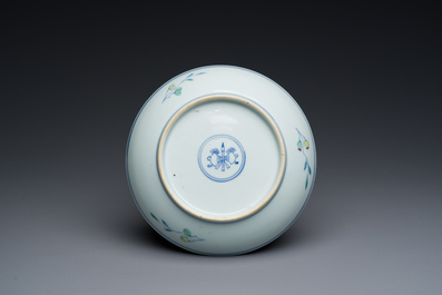 Belle coupe en porcelaine de Chine doucai &agrave; d&eacute;cor de fruits, Kangxi