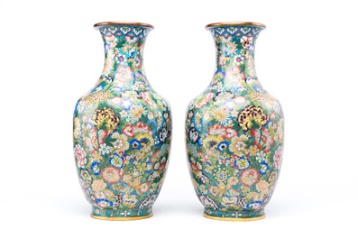 Paire de vases &agrave; d&eacute;cor 'millefleurs' en &eacute;maux cloisonn&eacute;s, Chine, marque de l'atelier De Cheng, P&eacute;kin, 2&egrave;me moiti&eacute; du 19&egrave;me