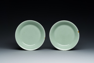 Paire d'assiettes en porcelaine de Chine en c&eacute;ladon monochrome, marque et &eacute;poque de Qianlong