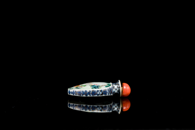 Tabati&egrave;re en porcelaine de Chine famille rose &agrave; d&eacute;cor des 'Sanxing', marque et &eacute;poque de Qianlong