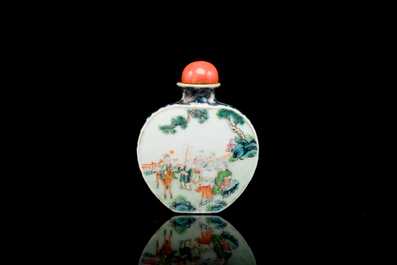 Tabati&egrave;re en porcelaine de Chine famille rose &agrave; d&eacute;cor des 'Sanxing', marque et &eacute;poque de Qianlong