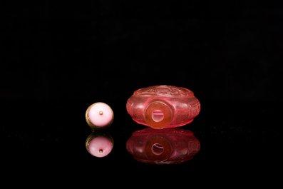 Een Chinese robijnroze glazen snuiffles met vleermuizen, Qianlong merk en periode
