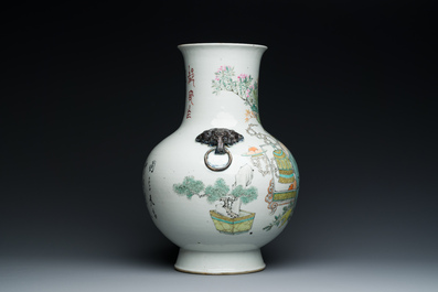 A Chinese qianjiang cai 'hu' vase with antiquities, signed Xu Pinheng 許品衡, Tongzhi mark, 19/20th C.