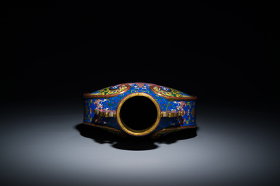 Vase de type 'bianhu' en &eacute;maux cloisonn&eacute;s &agrave; d&eacute;cor de caract&egrave;res Shou sur fonds bleu et jaune, Chine, Jiaqing