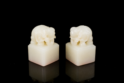 Deux sceaux sculpt&eacute;s en jade blanc en forme d'&eacute;l&eacute;phant aux caract&egrave;res Wen Yuan Ge Bao 文渊阁寳 et Wen Hua Dian Bao 文華殿寶, Chine, Qing