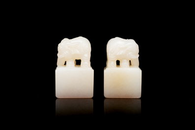 Deux sceaux sculpt&eacute;s en jade blanc en forme d'&eacute;l&eacute;phant aux caract&egrave;res Wen Yuan Ge Bao 文渊阁寳 et Wen Hua Dian Bao 文華殿寶, Chine, Qing