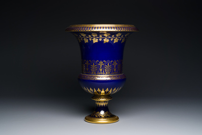 Vase M&eacute;dici en porcelaine de S&egrave;vres &agrave; d&eacute;cor dor&eacute; sur fond bleu, France, dat&eacute; 1847 et 1853