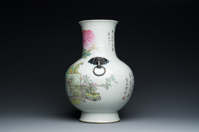 A Chinese qianjiang cai 'hu' vase with antiquities, signed Xu Pinheng 許品衡, Tongzhi mark, 19/20th C.