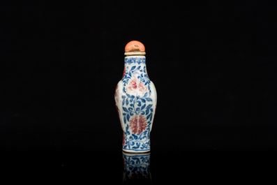 Tabati&egrave;re en porcelaine de Chine en bleu, blanc et rouge de cuivre, marque et &eacute;poque de Yongzheng