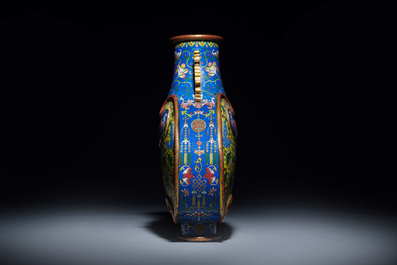 Vase de type 'bianhu' en &eacute;maux cloisonn&eacute;s &agrave; d&eacute;cor de caract&egrave;res Shou sur fonds bleu et jaune, Chine, Jiaqing