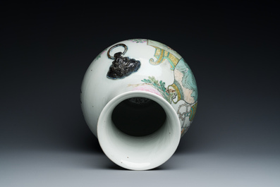 A Chinese qianjiang cai 'hu' vase with antiquities, signed Xu Pinheng 許品衡, Tongzhi mark, 19/20th C.