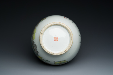 A Chinese qianjiang cai 'hu' vase with antiquities, signed Xu Pinheng 許品衡, Tongzhi mark, 19/20th C.