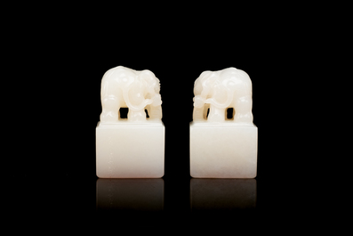 Deux sceaux sculpt&eacute;s en jade blanc en forme d'&eacute;l&eacute;phant aux caract&egrave;res Wen Yuan Ge Bao 文渊阁寳 et Wen Hua Dian Bao 文華殿寶, Chine, Qing