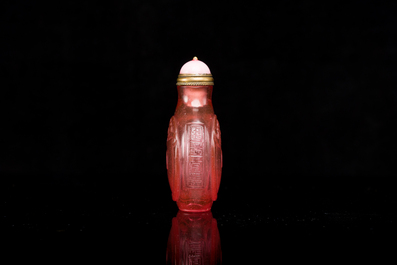 Tabati&egrave;re en verre rose &agrave; d&eacute;cor de chauve-souris, Chine, marque et &eacute;poque de Qianlong