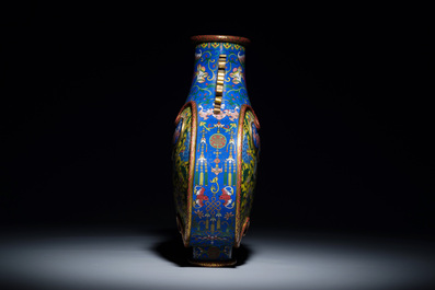 Een Chinese cloisonn&eacute; 'bianhu' vaas met Shou-karakters op gele en blauwe fondkleur, Jiaqing