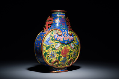 Vase de type 'bianhu' en &eacute;maux cloisonn&eacute;s &agrave; d&eacute;cor de caract&egrave;res Shou sur fonds bleu et jaune, Chine, Jiaqing