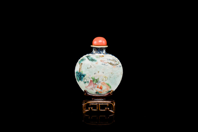 Een Chinese famille rose 'Sanxing' snuiffles, Qianlong merk en periode