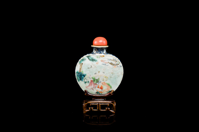 Tabati&egrave;re en porcelaine de Chine famille rose &agrave; d&eacute;cor des 'Sanxing', marque et &eacute;poque de Qianlong