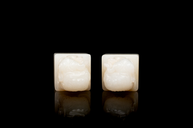 Deux sceaux sculpt&eacute;s en jade blanc en forme d'&eacute;l&eacute;phant aux caract&egrave;res Wen Yuan Ge Bao 文渊阁寳 et Wen Hua Dian Bao 文華殿寶, Chine, Qing