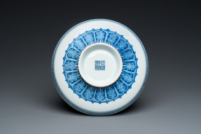 Coupe sur talon ou tazza en porcelaine de Chine en bleu et blanc &agrave; d&eacute;cor 'Bajixiang', marque et &eacute;poque de Qianlong