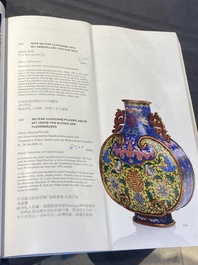 Een Chinese cloisonn&eacute; 'bianhu' vaas met Shou-karakters op gele en blauwe fondkleur, Jiaqing