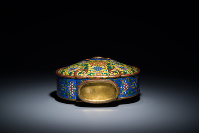 Vase de type 'bianhu' en &eacute;maux cloisonn&eacute;s &agrave; d&eacute;cor de caract&egrave;res Shou sur fonds bleu et jaune, Chine, Jiaqing