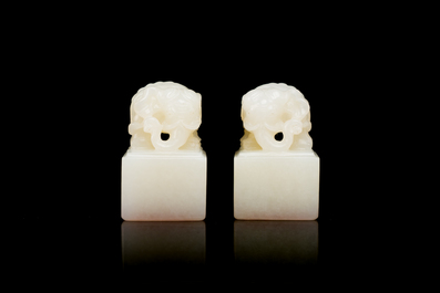 Deux sceaux sculpt&eacute;s en jade blanc en forme d'&eacute;l&eacute;phant aux caract&egrave;res Wen Yuan Ge Bao 文渊阁寳 et Wen Hua Dian Bao 文華殿寶, Chine, Qing