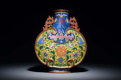 Vase de type 'bianhu' en &eacute;maux cloisonn&eacute;s &agrave; d&eacute;cor de caract&egrave;res Shou sur fonds bleu et jaune, Chine, Jiaqing