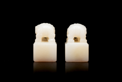 Deux sceaux sculpt&eacute;s en jade blanc en forme d'&eacute;l&eacute;phant aux caract&egrave;res Wen Yuan Ge Bao 文渊阁寳 et Wen Hua Dian Bao 文華殿寶, Chine, Qing