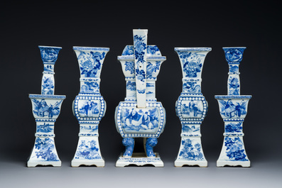 Grande garniture d'autel en porcelaine de Chine en bleu et blanc, 19&egrave;me