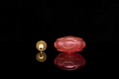 Een Chinese robijnroze glazen snuiffles met vleermuizen, Qianlong merk en periode