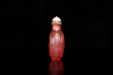 Tabati&egrave;re en verre rose &agrave; d&eacute;cor de chauve-souris, Chine, marque et &eacute;poque de Qianlong