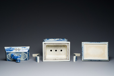 Grande garniture d'autel en porcelaine de Chine en bleu et blanc, 19&egrave;me