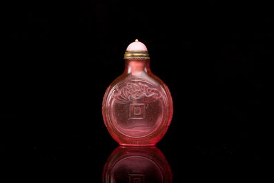 Tabati&egrave;re en verre rose &agrave; d&eacute;cor de chauve-souris, Chine, marque et &eacute;poque de Qianlong